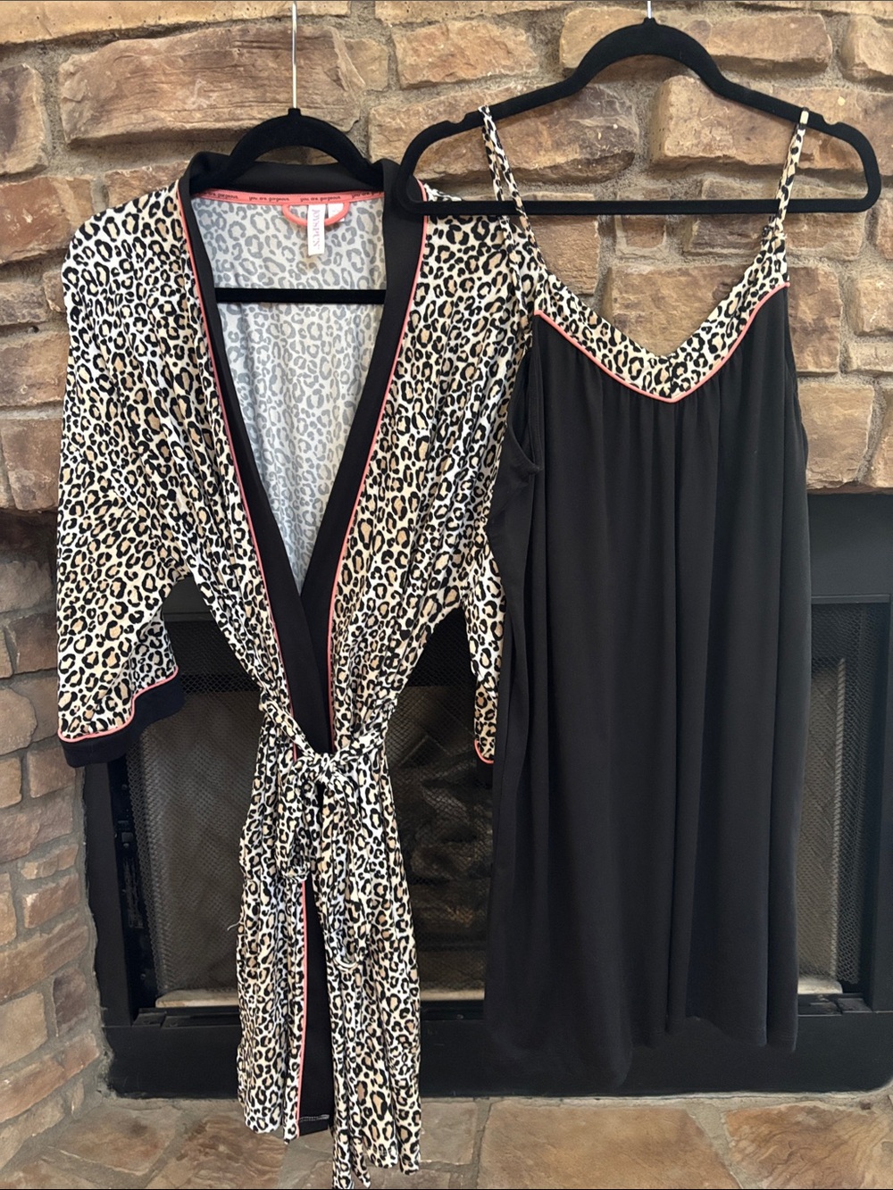 NWOT Joyspun Leopard Trim Black Chemise & Robe Set. Large.
